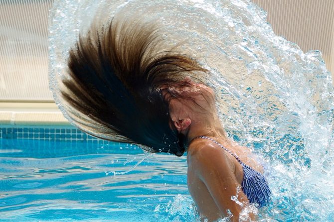 Заштитете ја косата и слободно пливајте!